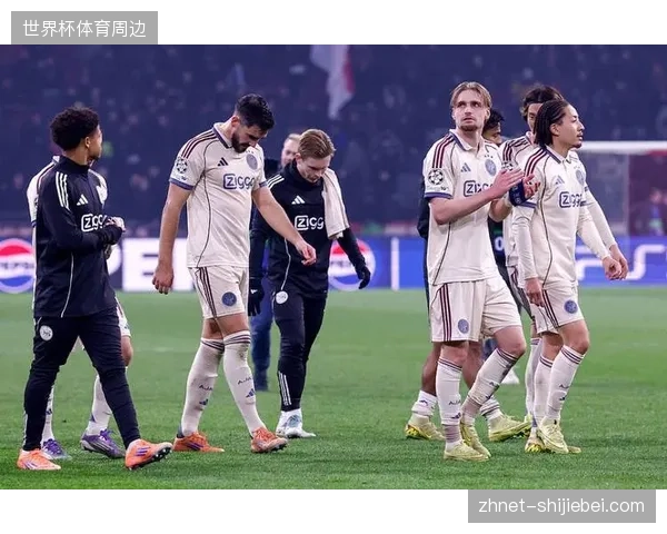 穆里尼奥凭借其出色的位置感和头球能力,成为比利亚雷亚尔后防线上最可靠的一环 穆里尼奥凭借其出色的位置感和头球能力,成为比利亚雷亚尔后防线上最可靠的一环